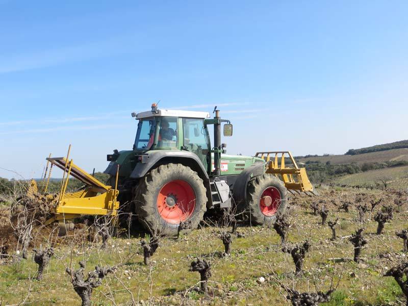 Tracteur Fendt équipé pour l'arrachage de souches de vigne