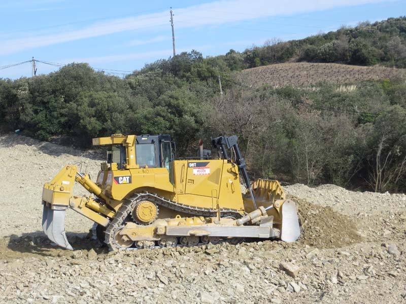 Bulldozer CAT de l'entreprise Jean Roger en action dans l'Hérault