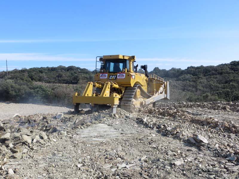 Bulldozer CAT Jean Roger en épierrage d'une parcelle caillouteuse