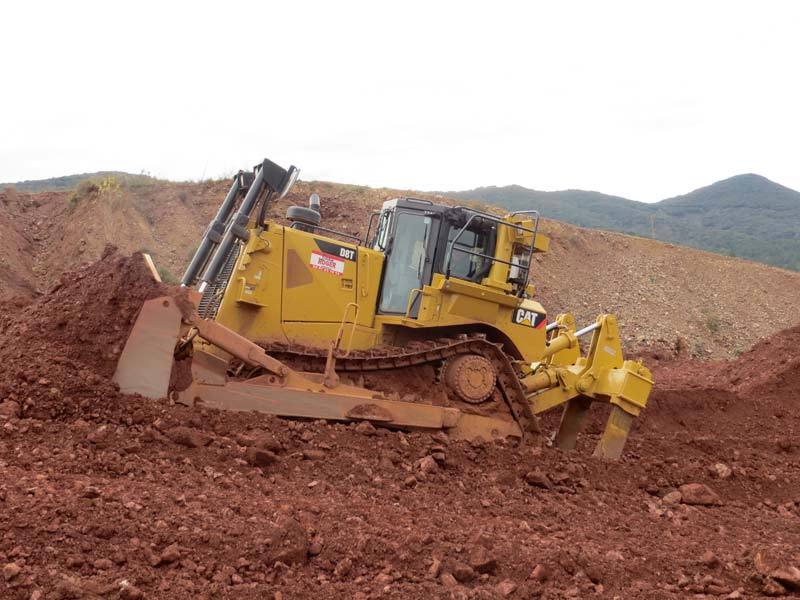 Bulldozer CAT en nivellement sur terres rouges de l'Hérault