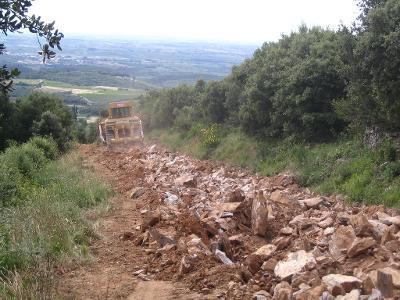 Chantier de sous-solage et épierrage sur chemin caillouteux