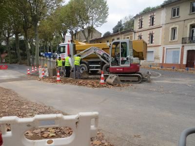 Mini-pelle Jean Roger sur chantier d'assainissement en centre-bourg