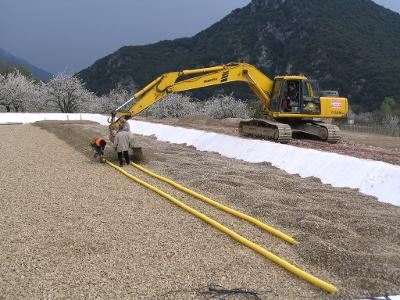 Drains posés sur géotextile lors de la construction d'un filtre