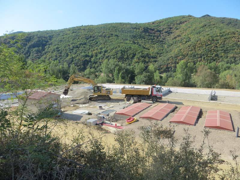 Vue d'ensemble d'une station d'épuration communale en chantier