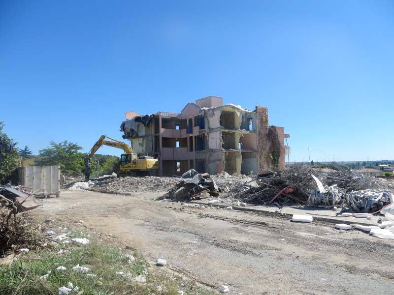Déconstruction d'un immeuble avec tri des matériaux