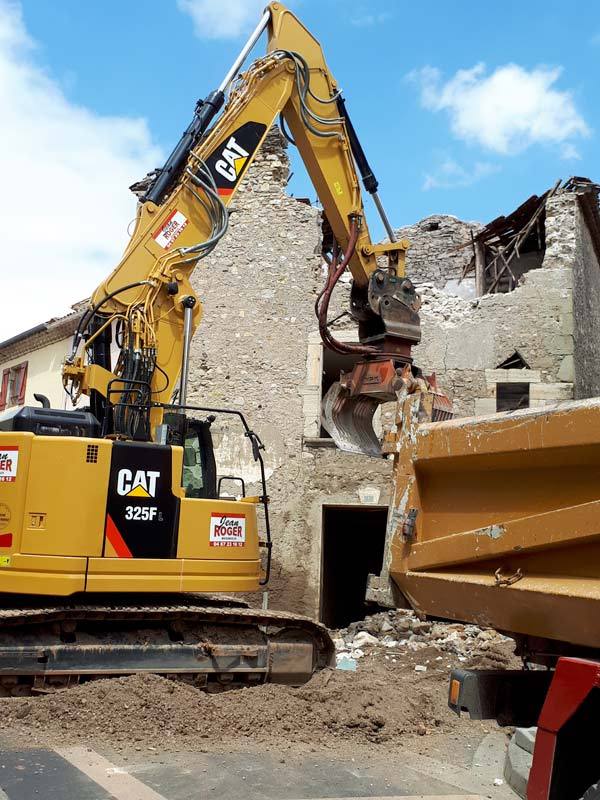 Pelle CAT chargeant les gravats en camion