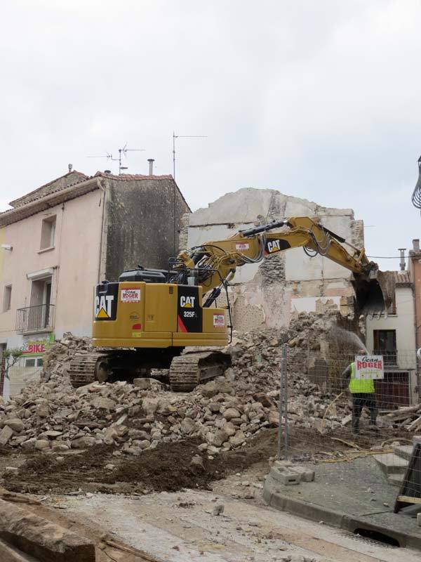 Chantier de démolition Jean Roger dans une rue de village