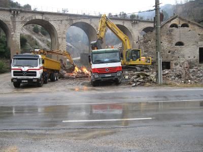 Camions Jean Roger évacuant les gravats au pied d'un viaduc