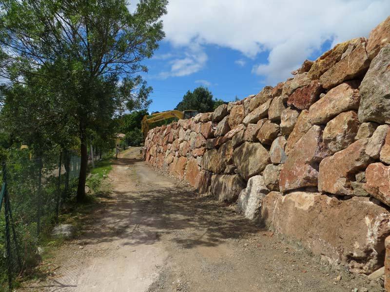 Enrochement bordant un chemin d'accès