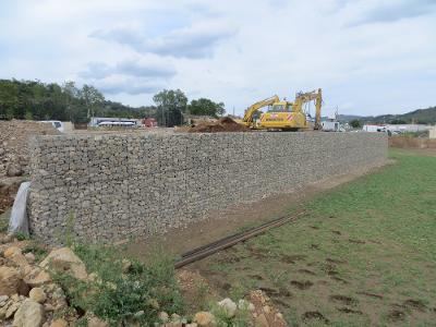 Mur de gabions en cours de remplissage