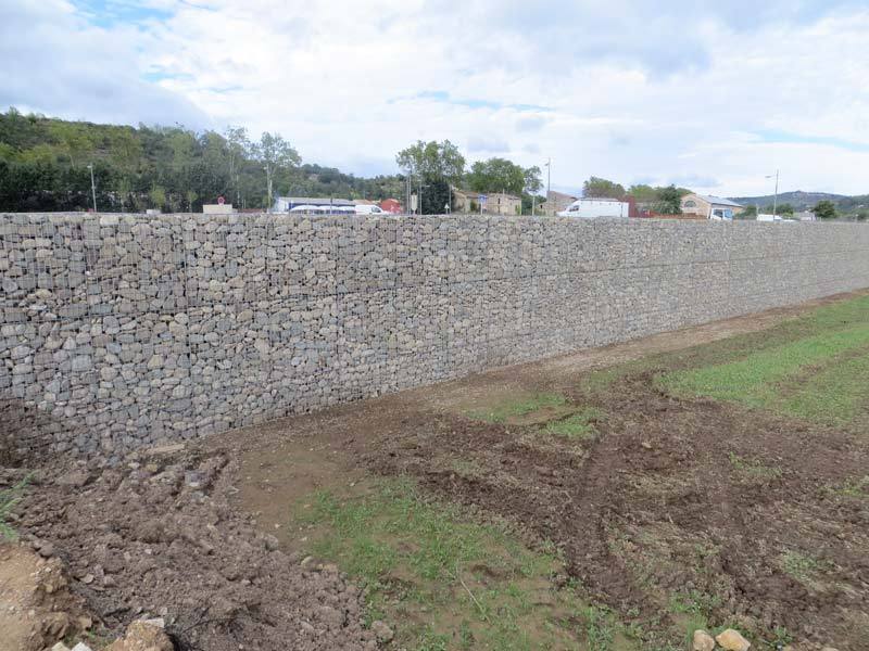 Mur de gabions achevé sur talus engazonné