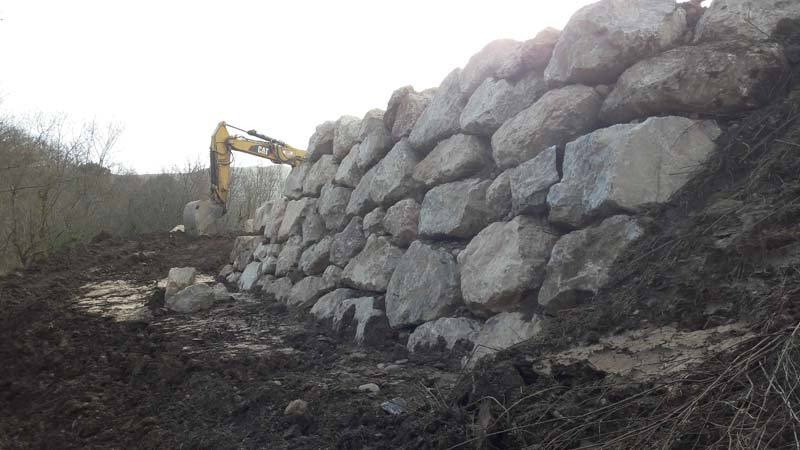 Pelle Jean Roger montant un mur d'enrochement