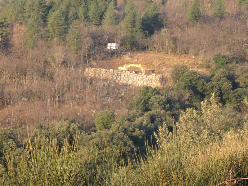 Enrochement de versant en milieu naturel