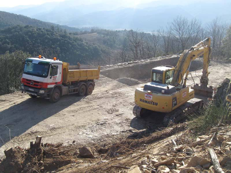 Camion benne et pelle du parc matériel Jean Roger sur chantier