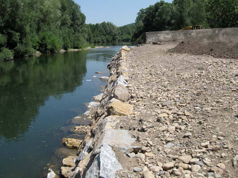 Berge de rivière stabilisée après travaux