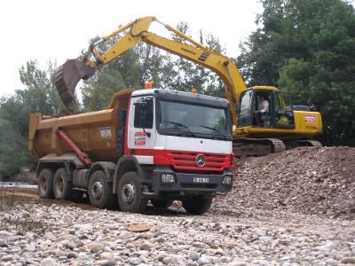 Pelle Jean Roger chargeant un camion 8x4 en matériaux