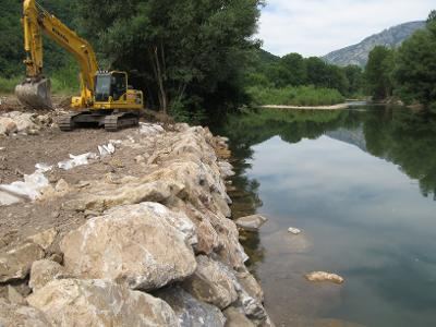 Enrochement de berge en bord de rivière réalisé par Jean Roger