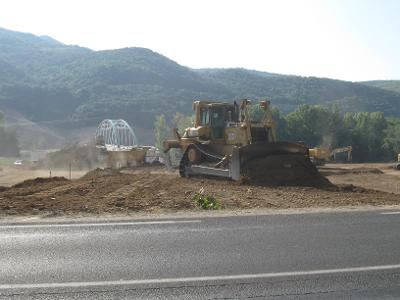 Bulldozer Jean Roger en aménagement au bord d'une route