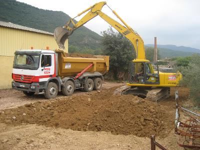 Pelle et camion benne Jean Roger sur plate-forme de bâtiment